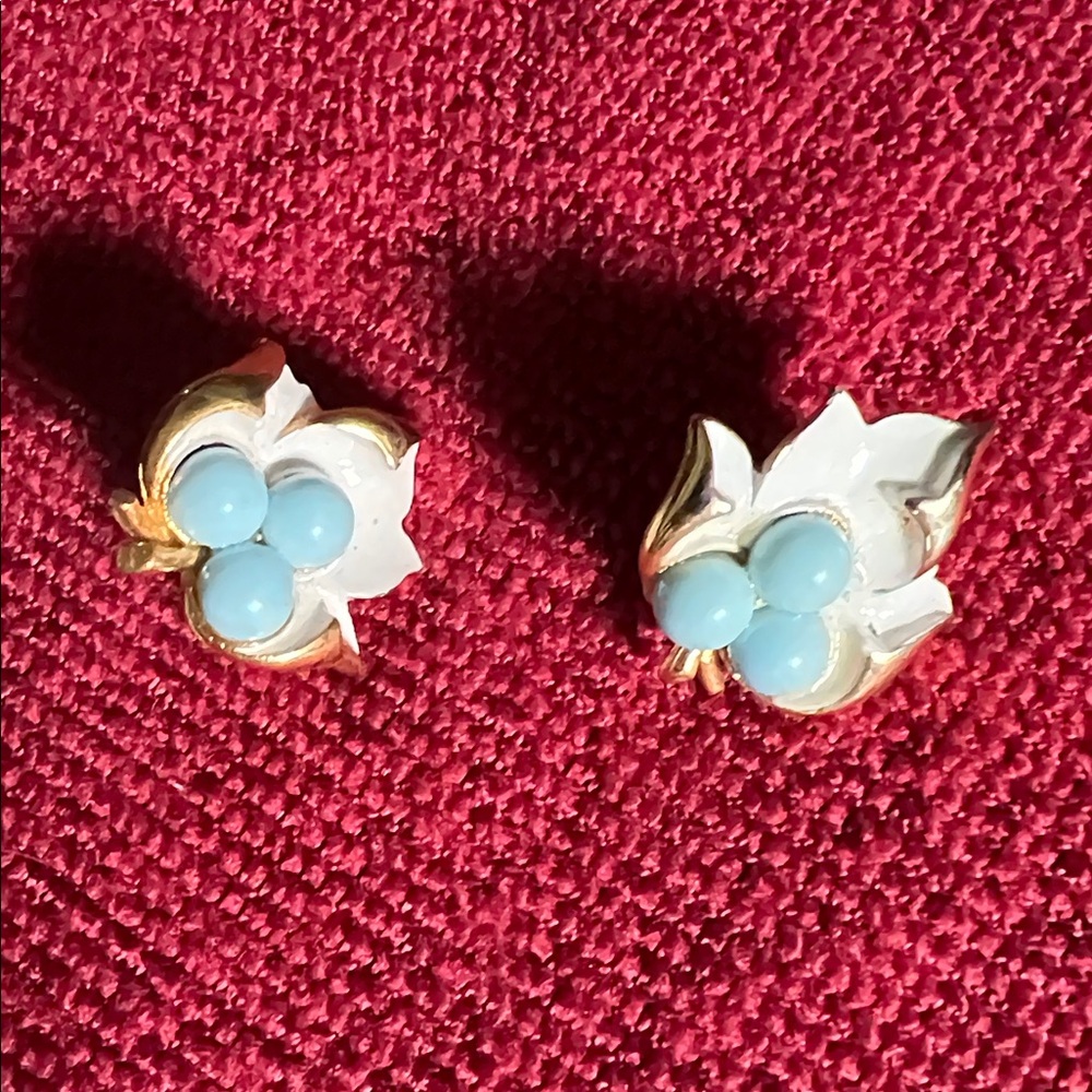 Sarah Coventry Placid Beauty Light Blue and White Floral Clip Earrings